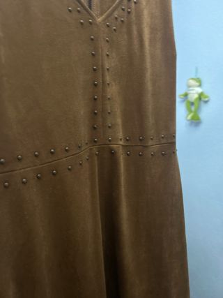 Vestido ante marrón con tachuelas