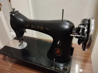 Máquina de coser Alfa antigua