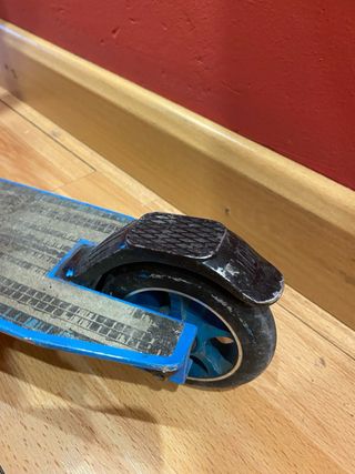 Patinete de acrobacias blanco y azul