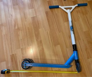 Patinete de acrobacias blanco y azul
