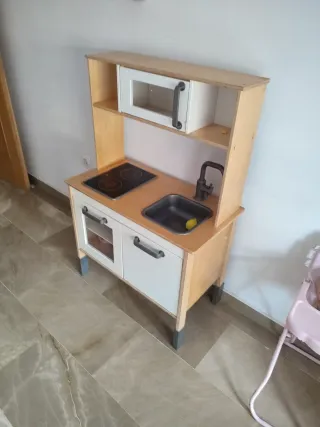 Cocina de juguete con microondas y fregadero