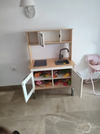 Cocina de juguete con microondas y fregadero