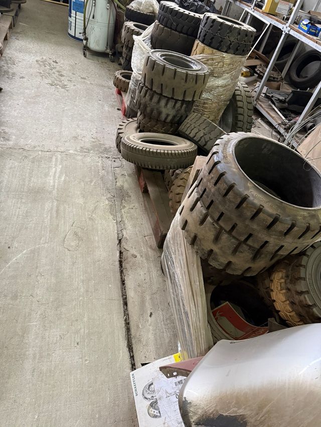 Ruedas macizas para carretillas y maquinaria.