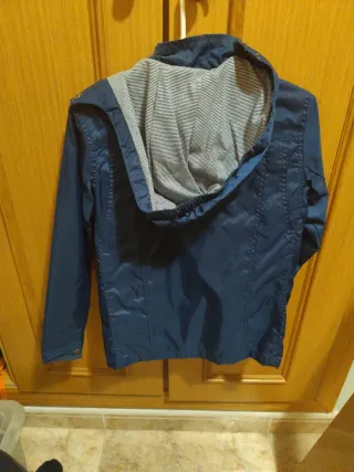 Chaqueta cortavientos azul