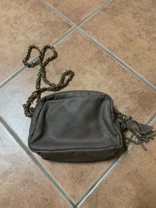 Bolso bandolera marrón con cadena dorada