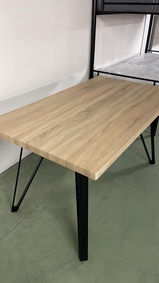 Mesa de comedor madera y metal, cambria
