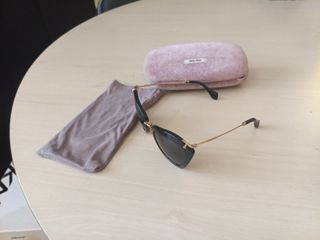 Gafas de sol Miu Miu negras y doradas