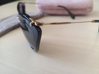 Gafas de sol Miu Miu negras y doradas