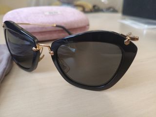 Gafas de sol Miu Miu negras y doradas