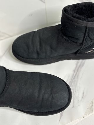UGG basse nere con dettagli
