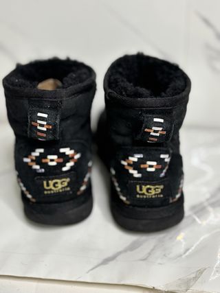 UGG basse nere con dettagli