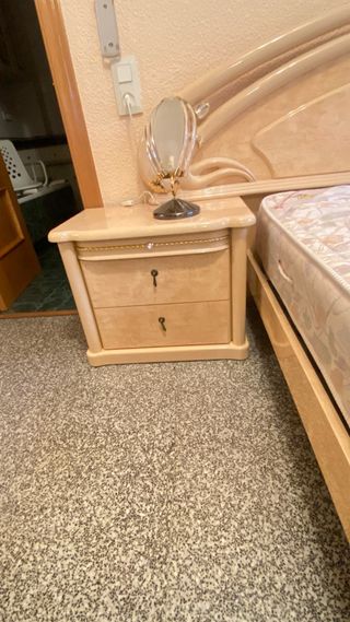 Habitación de matrimonio,con cómoda y dos mesitas