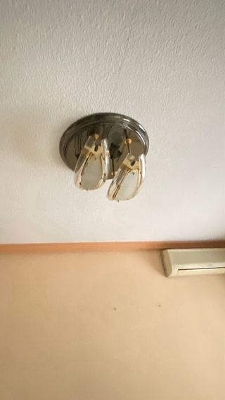 Habitación de matrimonio,con cómoda y dos mesitas