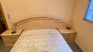 Habitación de matrimonio,con cómoda y dos mesitas