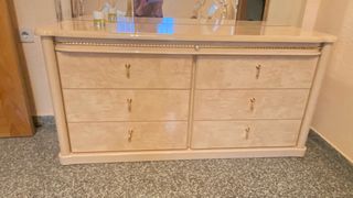 Habitación de matrimonio,con cómoda y dos mesitas