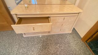 Habitación de matrimonio,con cómoda y dos mesitas