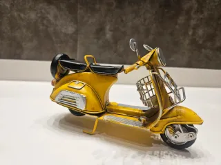 Vespa Amarilla Decorativa