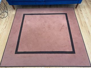 Alfombra de lana rosa y marrón