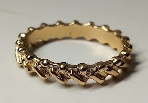 Anillo dorado con diseño