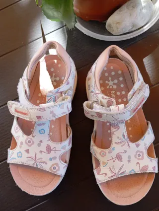 Sandálias de menina com flamingo