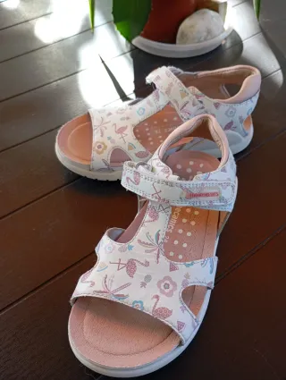 Sandálias de menina com flamingo