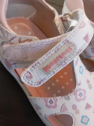 Sandálias de menina com flamingo