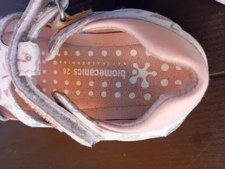 Sandálias de menina com flamingo