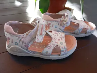 Sandálias de menina com flamingo