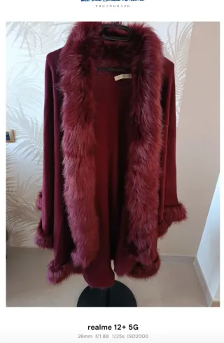 Mantella elegante bordeaux con bordo in pelliccia