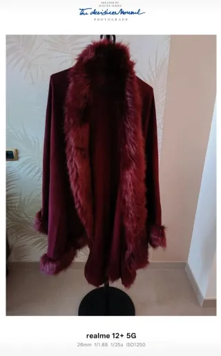 Mantella elegante bordeaux con bordo in pelliccia