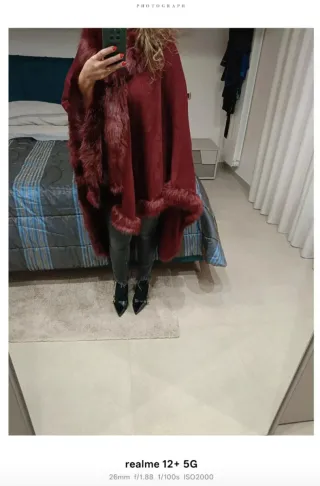 Mantella elegante bordeaux con bordo in pelliccia