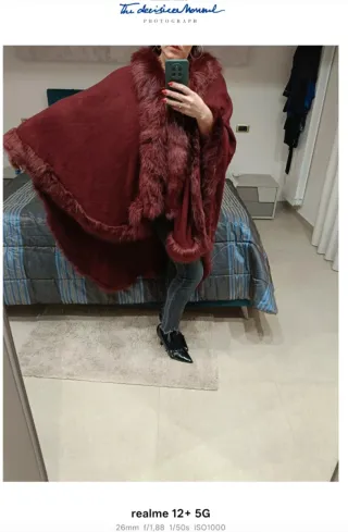 Mantella elegante bordeaux con bordo in pelliccia