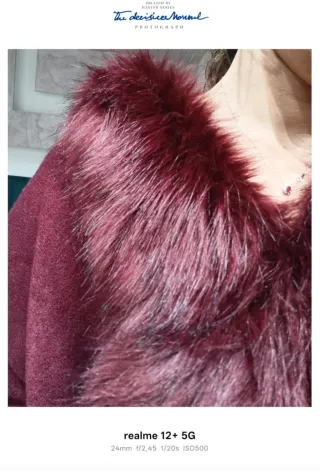 Mantella elegante bordeaux con bordo in pelliccia