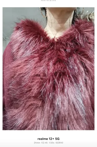 Mantella elegante bordeaux con bordo in pelliccia