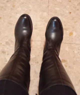 Botas altas de piel negras