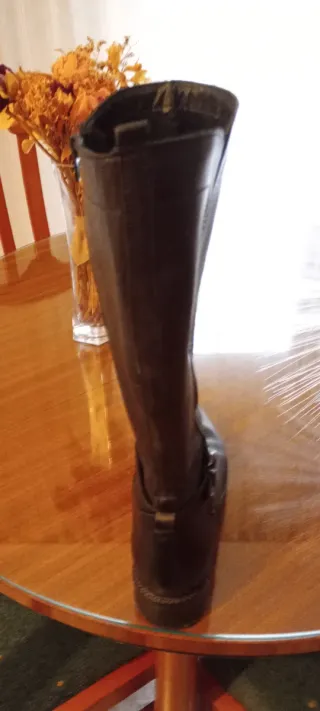 Botas altas de piel negras