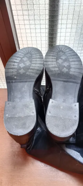 Botas altas de piel negras