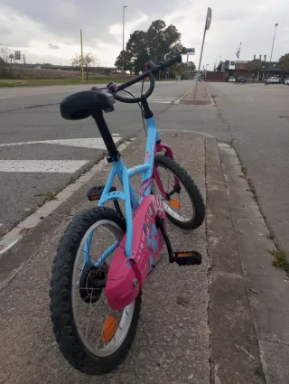 Bicicleta infantil B'TWIN azul y rosa