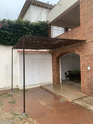 Pérgola hierro y cañizo hecha a mano