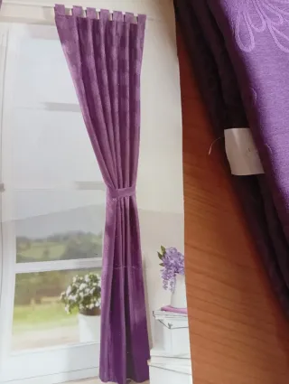 Cortina morada con diseño floral