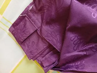 Cortina morada con diseño floral