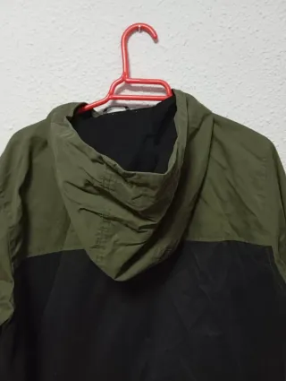 Chaqueta Kiabi verde y negra con capucha
