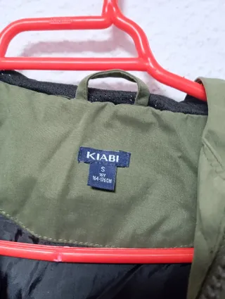 Chaqueta Kiabi verde y negra con capucha