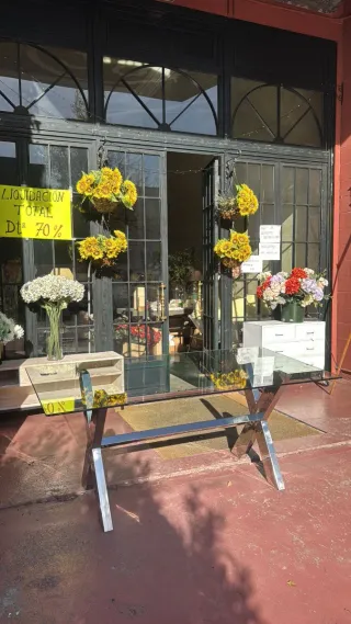 Mesa de cristal con patas metálicas