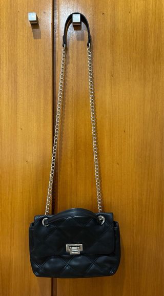 Bolsa preta de ombro com corrente