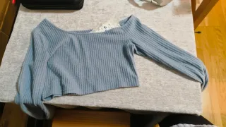 Jersey azul de manga larga con escote asimétrico