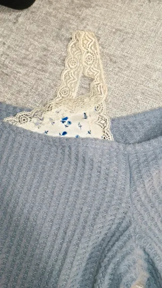 Jersey azul de manga larga con escote asimétrico