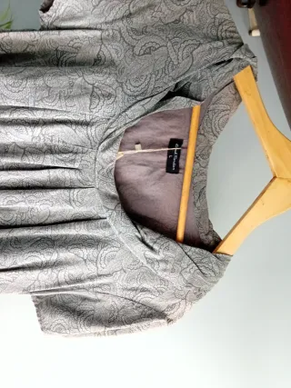 Vestido estampado gris y beige