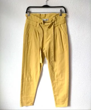 Pantalón amarillo con cinturón