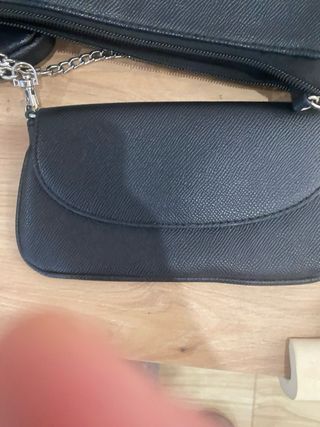 Bolso negro con cartera y monedero